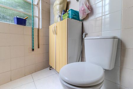 Apartamento à venda com 110m², 2 quartos e sem vaga Apartamento à venda com 110m², 2 quartos e sem vagaBanheiro de Serviço