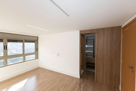 Apartamento à venda com 341m², 4 quartos e 5 vagas Apartamento à venda com 341m², 4 quartos e 5 vagasSuíte 2
