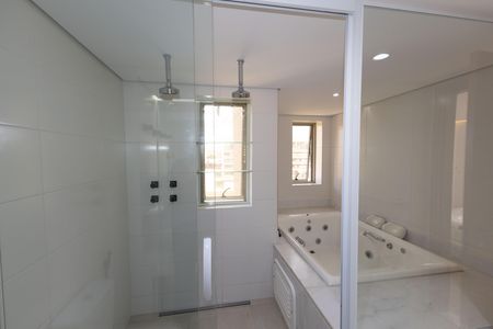Apartamento à venda com 341m², 4 quartos e 5 vagas Apartamento à venda com 341m², 4 quartos e 5 vagasBanheira da Suíte 1