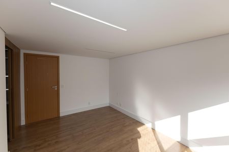 Apartamento à venda com 341m², 4 quartos e 5 vagas Apartamento à venda com 341m², 4 quartos e 5 vagasSuíte 2