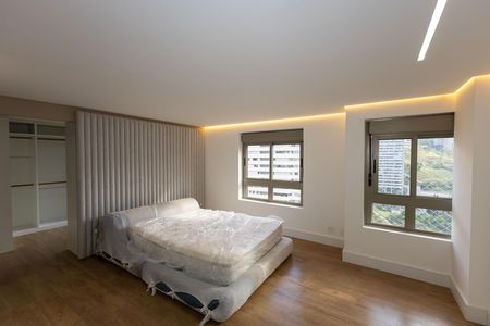 Apartamento à venda com 341m², 4 quartos e 5 vagas Apartamento à venda com 341m², 4 quartos e 5 vagasSuíte 1