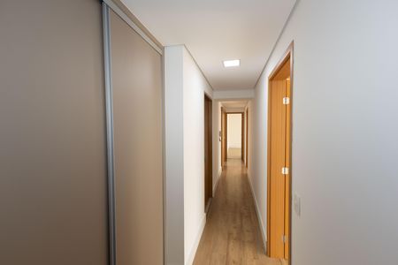 Apartamento à venda com 341m², 4 quartos e 5 vagas Apartamento à venda com 341m², 4 quartos e 5 vagasCorredor dos Quartos