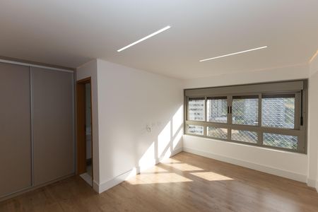 Apartamento à venda com 341m², 4 quartos e 5 vagas Apartamento à venda com 341m², 4 quartos e 5 vagasSuíte 3