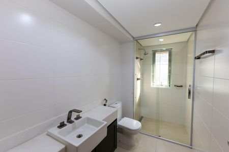 Apartamento à venda com 341m², 4 quartos e 5 vagas Apartamento à venda com 341m², 4 quartos e 5 vagasBanheiro da Suíte 4