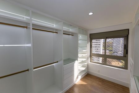 Apartamento à venda com 341m², 4 quartos e 5 vagas Apartamento à venda com 341m², 4 quartos e 5 vagasCloset da Suíte 1