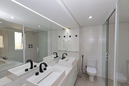Apartamento à venda com 341m², 4 quartos e 5 vagas Apartamento à venda com 341m², 4 quartos e 5 vagasBanheiro da Suíte 1