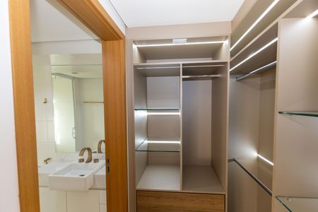 Apartamento à venda com 341m², 4 quartos e 5 vagas Apartamento à venda com 341m², 4 quartos e 5 vagasCloset da Suíte 2