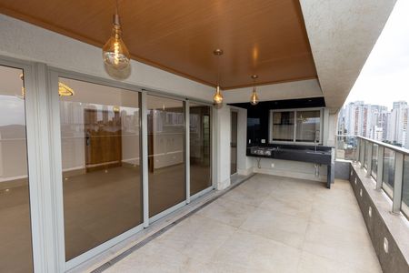 Apartamento à venda com 341m², 4 quartos e 5 vagas Apartamento à venda com 341m², 4 quartos e 5 vagasVaranda da Sala 1 / Churrasqueira