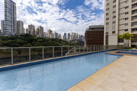 Apartamento à venda com 341m², 4 quartos e 5 vagas Apartamento à venda com 341m², 4 quartos e 5 vagasÁrea comum - Piscina