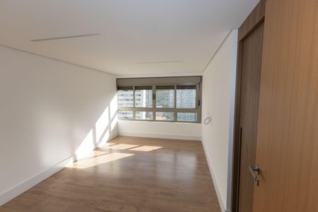 Apartamento à venda com 341m², 4 quartos e 5 vagas Apartamento à venda com 341m², 4 quartos e 5 vagasSuíte 2