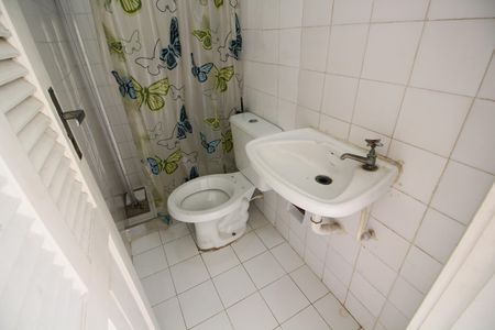 Casa de condomínio para alugar com 130m², 4 quartos e 1 vagaBanheiro de Serviço