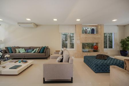 Casa de condomínio à venda com 439m², 4 quartos e 2 vagas Casa de condomínio à venda com 439m², 4 quartos e 2 vagasSala