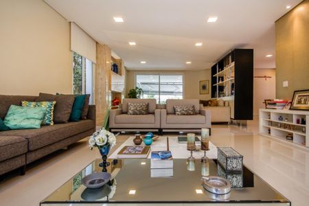 Casa de condomínio à venda com 439m², 4 quartos e 2 vagas Casa de condomínio à venda com 439m², 4 quartos e 2 vagasSala