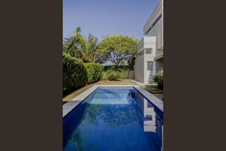 Casa de condomínio à venda com 439m², 4 quartos e 2 vagas Casa de condomínio à venda com 439m², 4 quartos e 2 vagasÁrea externa