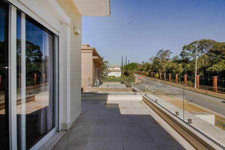Casa de condomínio à venda com 439m², 4 quartos e 2 vagas Casa de condomínio à venda com 439m², 4 quartos e 2 vagasÁrea externa