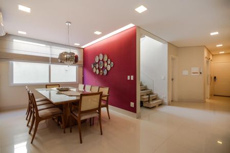 Casa de condomínio à venda com 439m², 4 quartos e 2 vagas Casa de condomínio à venda com 439m², 4 quartos e 2 vagasSala