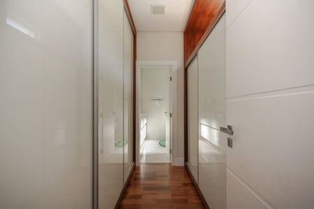 Casa de condomínio à venda com 439m², 4 quartos e 2 vagas Casa de condomínio à venda com 439m², 4 quartos e 2 vagasQuarto
