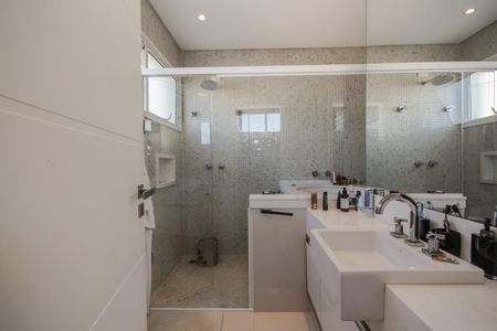 Casa de condomínio à venda com 439m², 4 quartos e 2 vagas Casa de condomínio à venda com 439m², 4 quartos e 2 vagasBanheiro