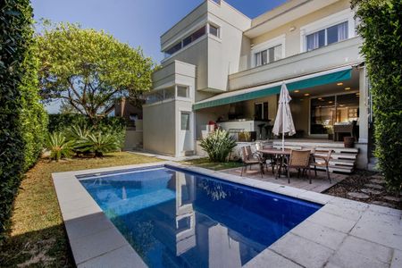 Casa de condomínio à venda com 439m², 4 quartos e 2 vagas Casa de condomínio à venda com 439m², 4 quartos e 2 vagasÁrea externa