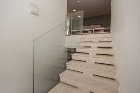 Casa de condomínio à venda com 439m², 4 quartos e 2 vagas Casa de condomínio à venda com 439m², 4 quartos e 2 vagasEscada