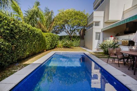 Casa de condomínio à venda com 439m², 4 quartos e 2 vagas Casa de condomínio à venda com 439m², 4 quartos e 2 vagasÁrea externa