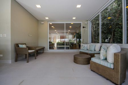 Casa de condomínio à venda com 439m², 4 quartos e 2 vagas Casa de condomínio à venda com 439m², 4 quartos e 2 vagasÁrea externa