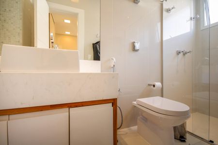 Casa de condomínio à venda com 439m², 4 quartos e 2 vagas Casa de condomínio à venda com 439m², 4 quartos e 2 vagasBanheiro