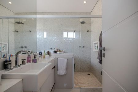 Casa de condomínio à venda com 439m², 4 quartos e 2 vagas Casa de condomínio à venda com 439m², 4 quartos e 2 vagasBanheiro