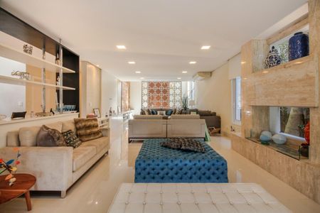 Casa de condomínio à venda com 439m², 4 quartos e 2 vagas Casa de condomínio à venda com 439m², 4 quartos e 2 vagasSala