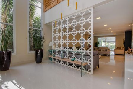 Casa de condomínio à venda com 439m², 4 quartos e 2 vagas Casa de condomínio à venda com 439m², 4 quartos e 2 vagasSala