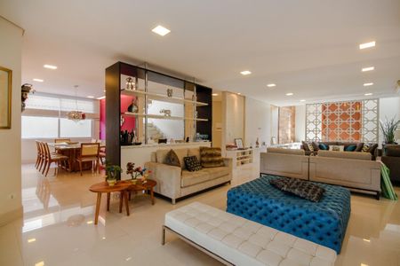 Casa de condomínio à venda com 439m², 4 quartos e 2 vagas Casa de condomínio à venda com 439m², 4 quartos e 2 vagasSala