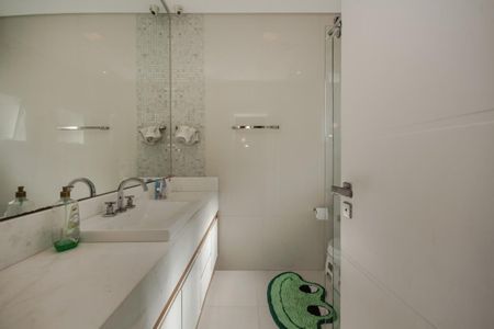 Casa de condomínio à venda com 439m², 4 quartos e 2 vagas Casa de condomínio à venda com 439m², 4 quartos e 2 vagasBanheiro