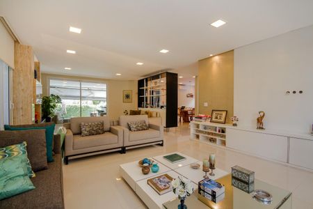 Casa de condomínio à venda com 439m², 4 quartos e 2 vagas Casa de condomínio à venda com 439m², 4 quartos e 2 vagasSala