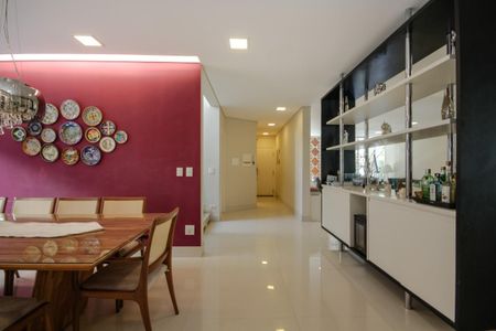 Casa de condomínio à venda com 439m², 4 quartos e 2 vagas Casa de condomínio à venda com 439m², 4 quartos e 2 vagasSala