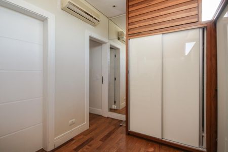 Casa de condomínio à venda com 439m², 4 quartos e 2 vagas Casa de condomínio à venda com 439m², 4 quartos e 2 vagasQuarto