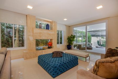 Casa de condomínio à venda com 439m², 4 quartos e 2 vagas Casa de condomínio à venda com 439m², 4 quartos e 2 vagasSala