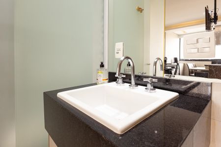Banheiro de kitnet/studio à venda com 1 quarto, 28m² em Vila Olímpia, São Paulo
