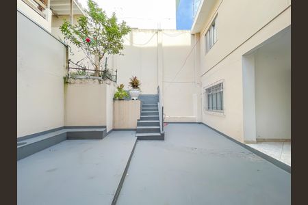Casa à venda com 263m², 2 quartos e 4 vagas Casa à venda com 263m², 2 quartos e 4 vagasQuintal