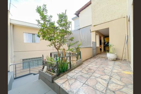 Casa à venda com 263m², 2 quartos e 4 vagas Casa à venda com 263m², 2 quartos e 4 vagasQuintal