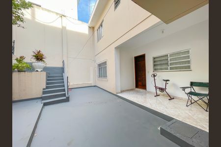 Casa à venda com 263m², 2 quartos e 4 vagas Casa à venda com 263m², 2 quartos e 4 vagasQuintal