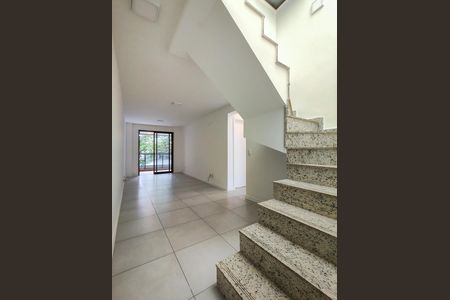 Apartamento à venda com 170m², 2 quartos e 1 vagaEscada