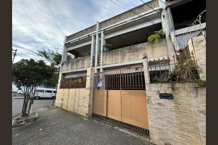 Casa à venda com 80m², 4 quartos e 2 vagasFachada