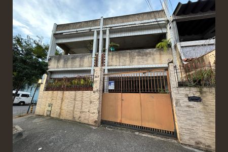 Casa à venda com 80m², 4 quartos e 2 vagasFachada + placa