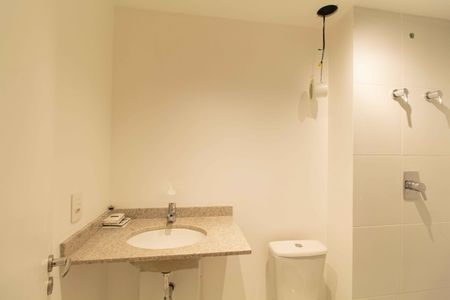 Banheiro de kitnet/studio para alugar com 0 quarto, 23m² em Sé, São Paulo