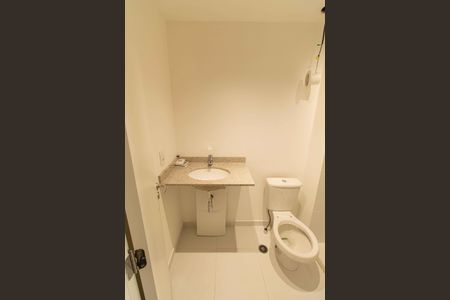 Banheiro de kitnet/studio para alugar com 0 quarto, 23m² em Sé, São Paulo