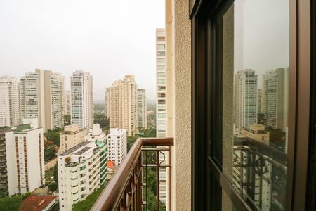 Apartamento à venda com 178m², 4 quartos e 4 vagas Apartamento à venda com 178m², 4 quartos e 4 vagasVaranda
