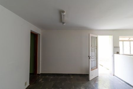 Casa à venda com 178m², 4 quartos e 3 vagas Casa à venda com 178m², 4 quartos e 3 vagasSala da casa 02