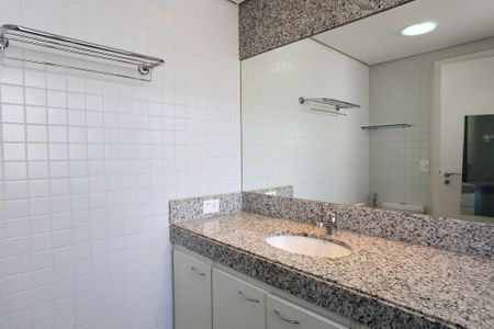 Apartamento à venda com 380m², 5 quartos e 6 vagas Apartamento à venda com 380m², 5 quartos e 6 vagasBanheiro da Suíte 1
