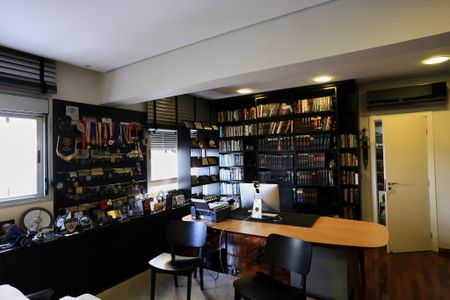 Apartamento à venda com 380m², 5 quartos e 6 vagas Apartamento à venda com 380m², 5 quartos e 6 vagasBiblioteca