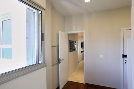 Apartamento à venda com 380m², 5 quartos e 6 vagas Apartamento à venda com 380m², 5 quartos e 6 vagasQuarto de Serviço